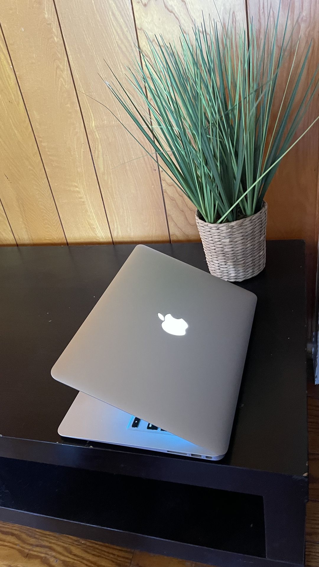 Apple MacBook Air 13” I5/8GB/256GB SSD $180