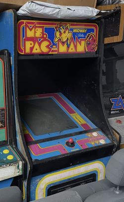 Original vintage Ms. Pac-Man arcade machine – a true classic and collector’s piece!