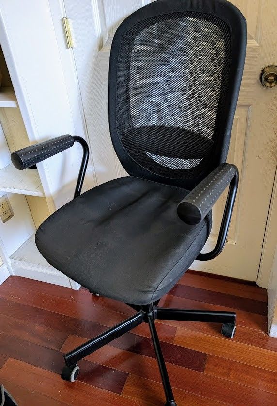Rolling black computer chair with arms, for desk/office/study