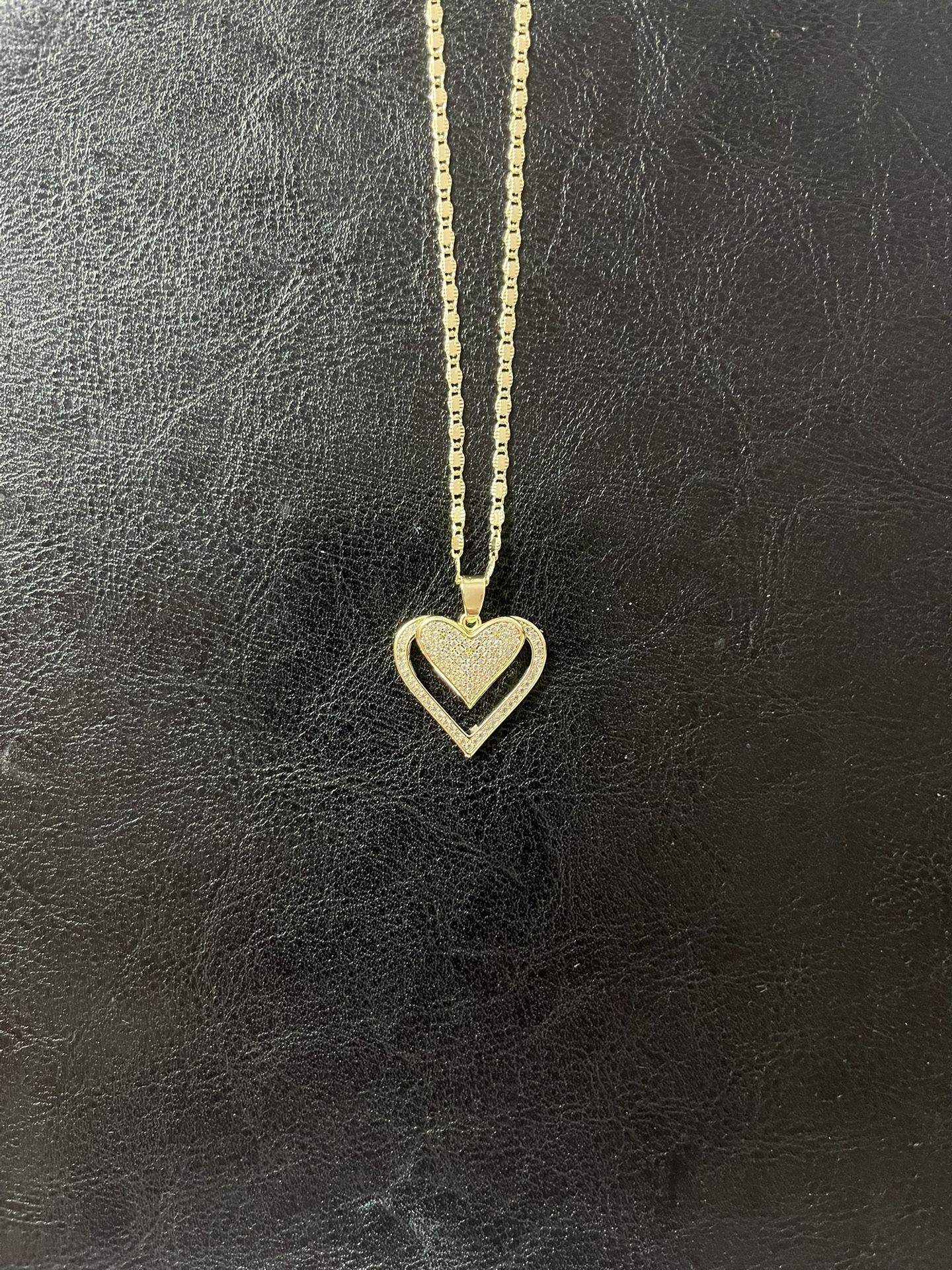Gold plated heart pendant with chain.