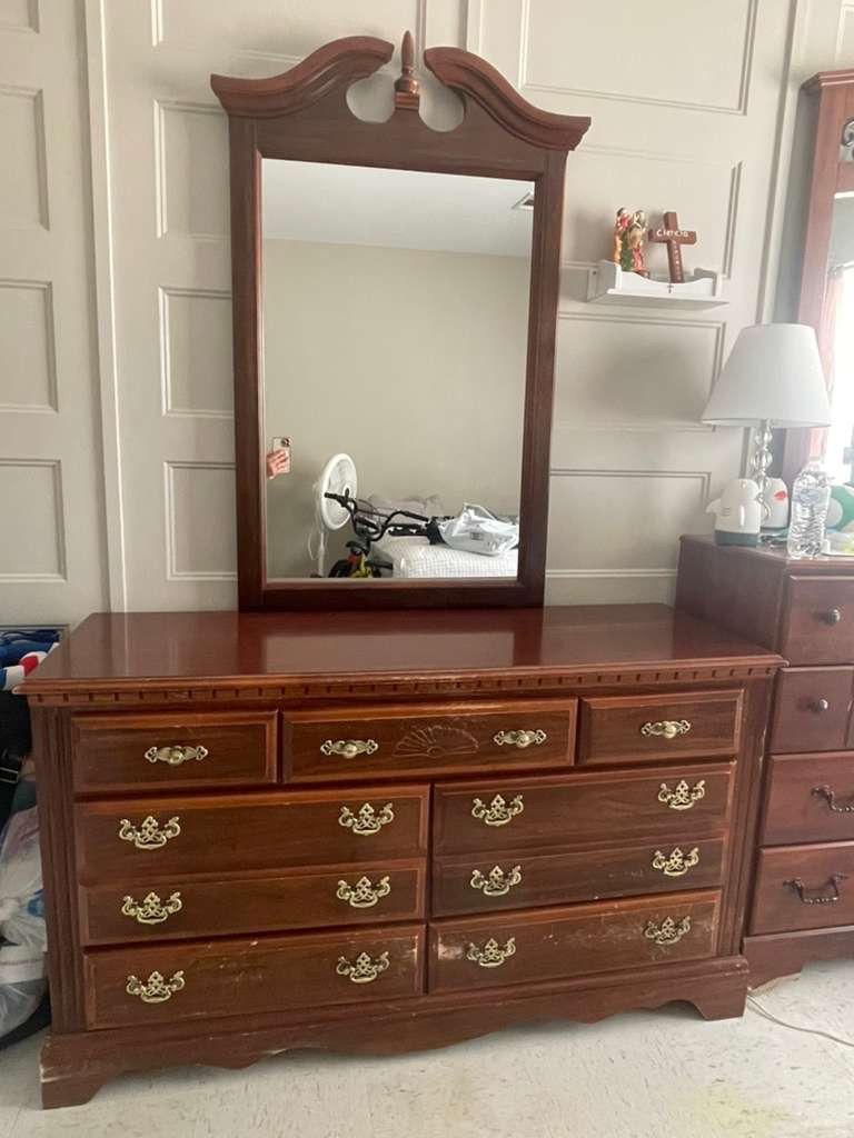Brown wooden dresser with included mirror. Gavetero de madera color café con espejo incluído.