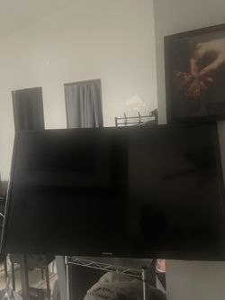 32” Samsung Smart  Tv …. With Remote With Wall Mount 