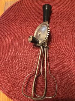 EKCO USA hand crank mixer/egg beater