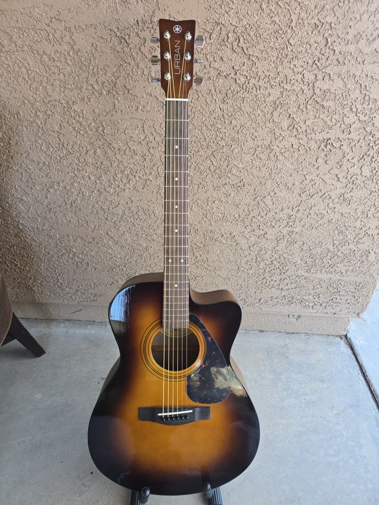 YAMAHA URBAN ACOUSTIC ELECTRIC GUITAR FANTASTIC SOUND CUTAWAY THIN BODDY NEW STRINGS BUILD IN TUNER