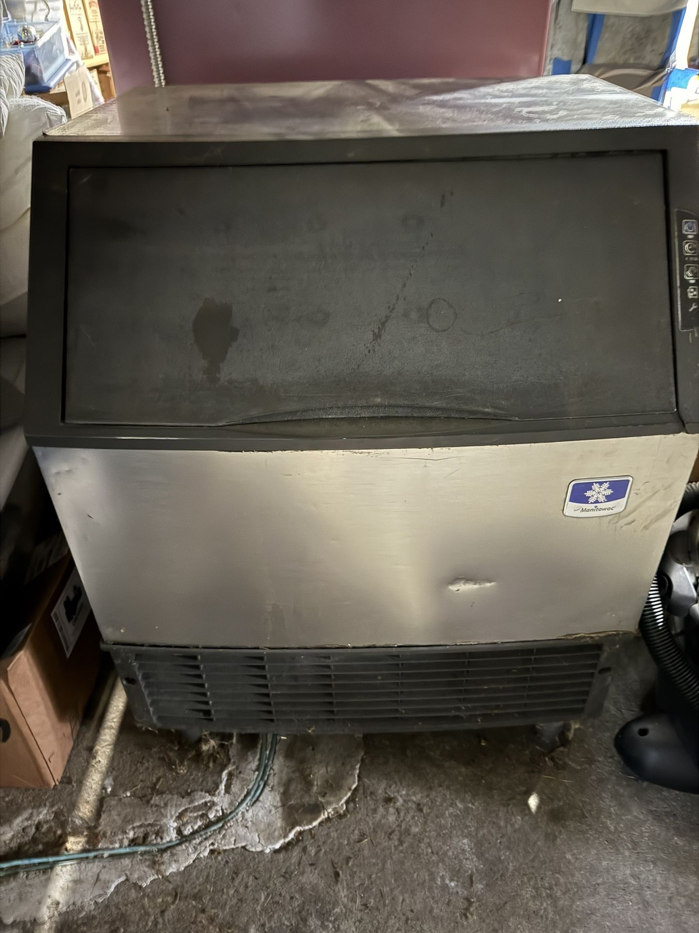 Ice Machine Commercial (needs Repair) Manitowok