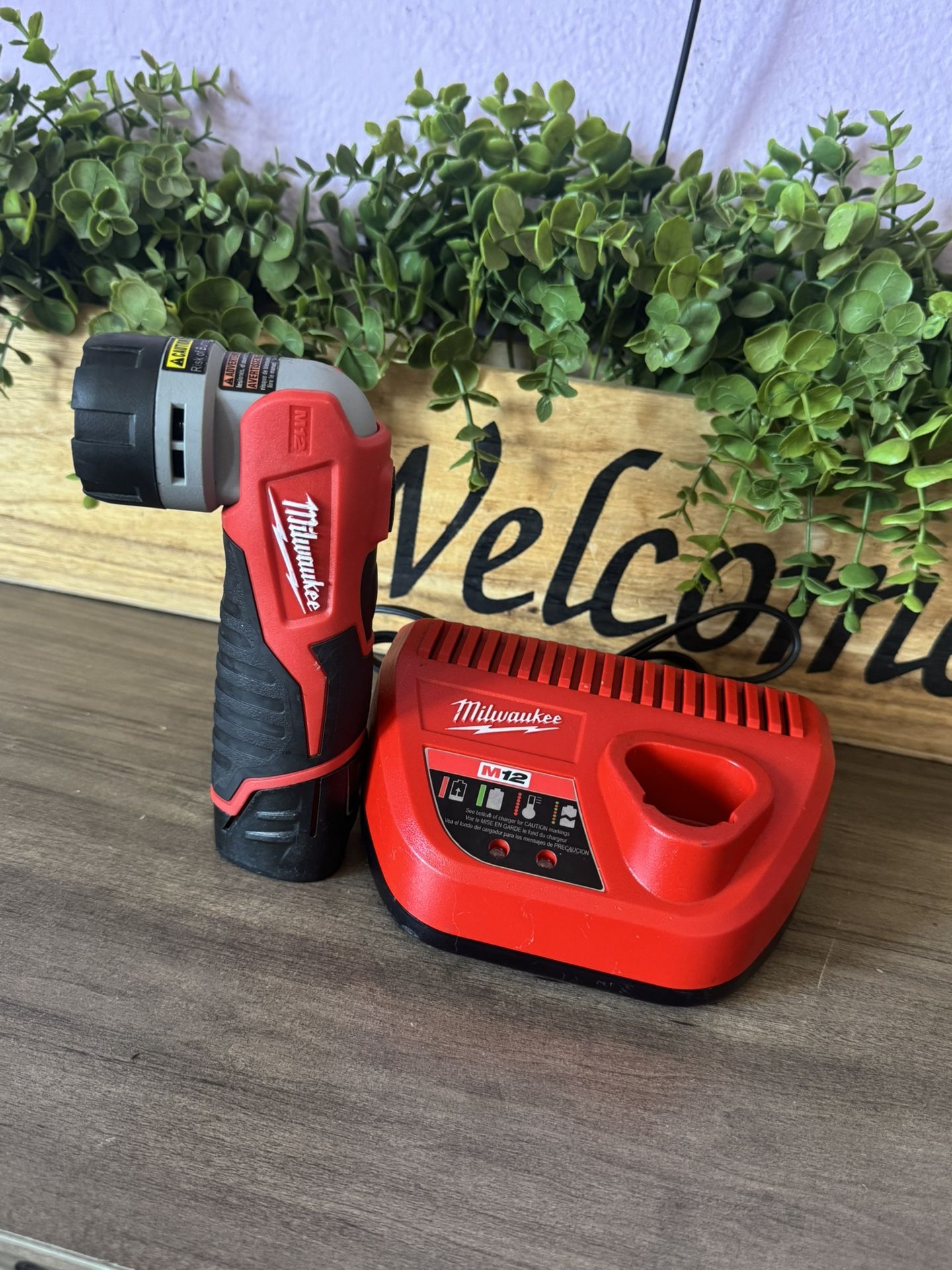 Lámpara Milwaukee Con Cargador Y Batería