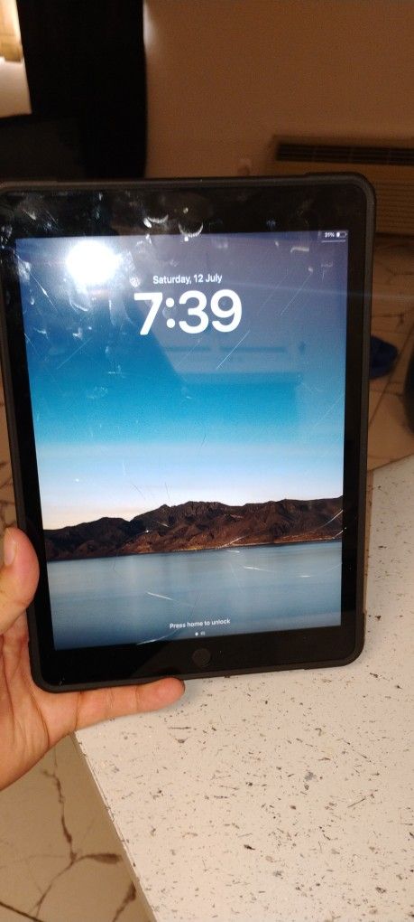 iPad 7th Generation Gray Comes With Charger Works Great
