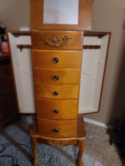 Standing jewelry box