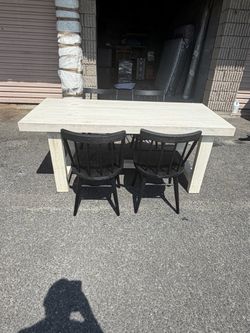Dining Room Table With 4 chairs . Measurement in photos . Make offers .