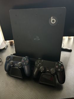 *Used* PS4 slim 1tb with 2 controllers
