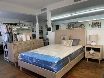 Ashley 4pc Queen Platform Bed Set