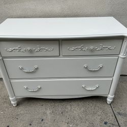 BEAUTIFUL HIGH QUALITY AMERICAN WOODEN DRESSER CAN DELIVER LOCAL IF NEEDED