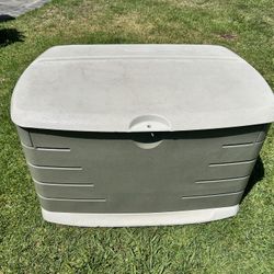 Storage Rubbermaid Dim 42”x24”x24”