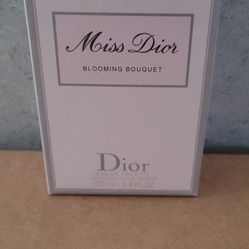 Mrs Dior Perfume