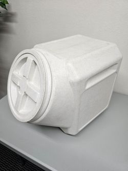 ​Gamma2 Vittles Vault Outback 40 lb Stackable Pet Food Container – Airtight & Heavy Duty!
