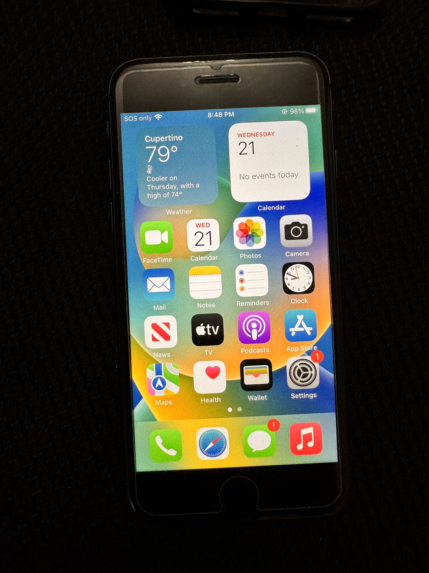 iPhone 8 128GB unlocked comes with case, charger and earphones. battery 86% percentage