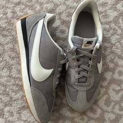 Nike Size 11 $30 **READ DESCRIPTION**