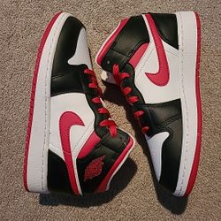 Air Jordan Retro 1 Mid Size 3.5 Youth 