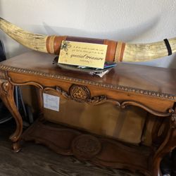 I'm selling an entryway table, solid wood and very good quality, some signs of use but nothing significant, the horns are not for sale
