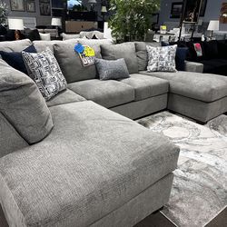 Stunning gray sectional! $1699 🚨🩶✨