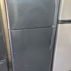 Frigidaire 18cu Ft Apartment Size Black Top Freezer Refrigerator