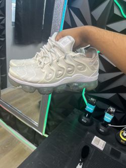 white vapormax