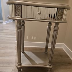 ELEGANT SIDE/DECORATIVE TABLE