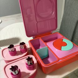 OMIE lunchbox, 2 Extra Containers, 4 Cookie Cutters