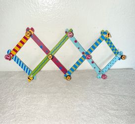 Joyson Painted Wood Road Signs Expanding Accordion Rack, 10 Peg
