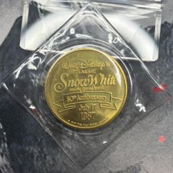 Moneda Conmemorativa del 50 Aniversario de Blanca Nieves y los Siete Enanos de Walt Disney