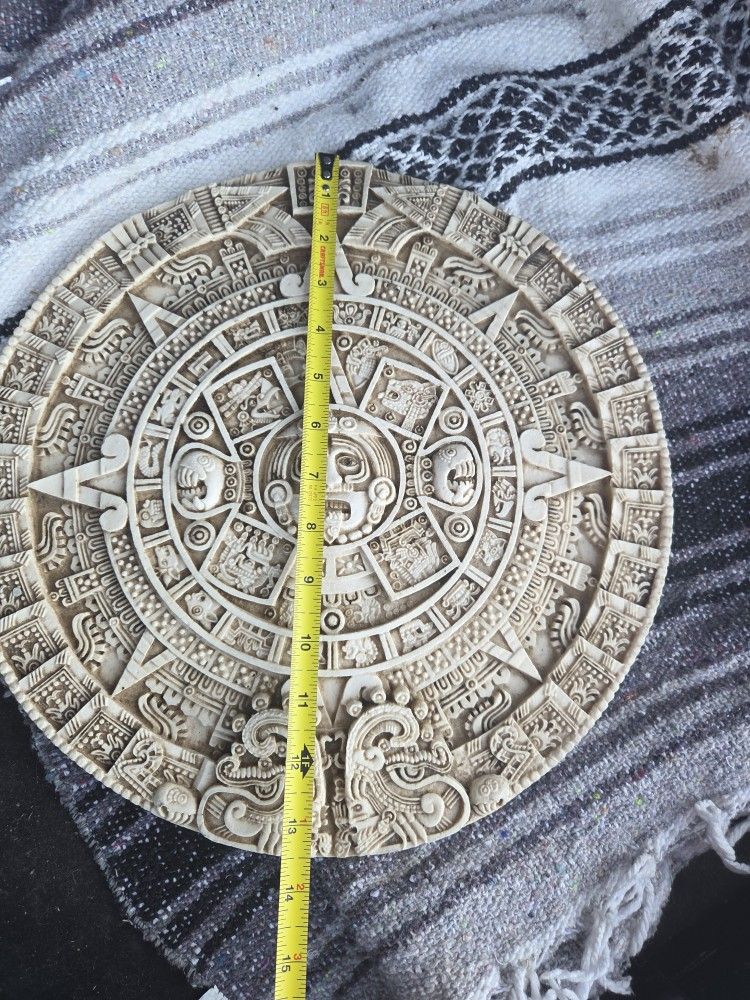 aztec sun stone- mexican mayan calendar