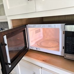 GE Microwave 950 Watts