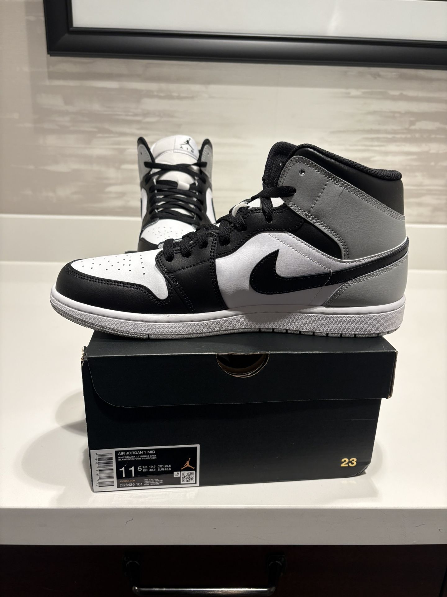 Smoke Grey Air Jordan One Mid Noir Air Jordan Mid “White/Black