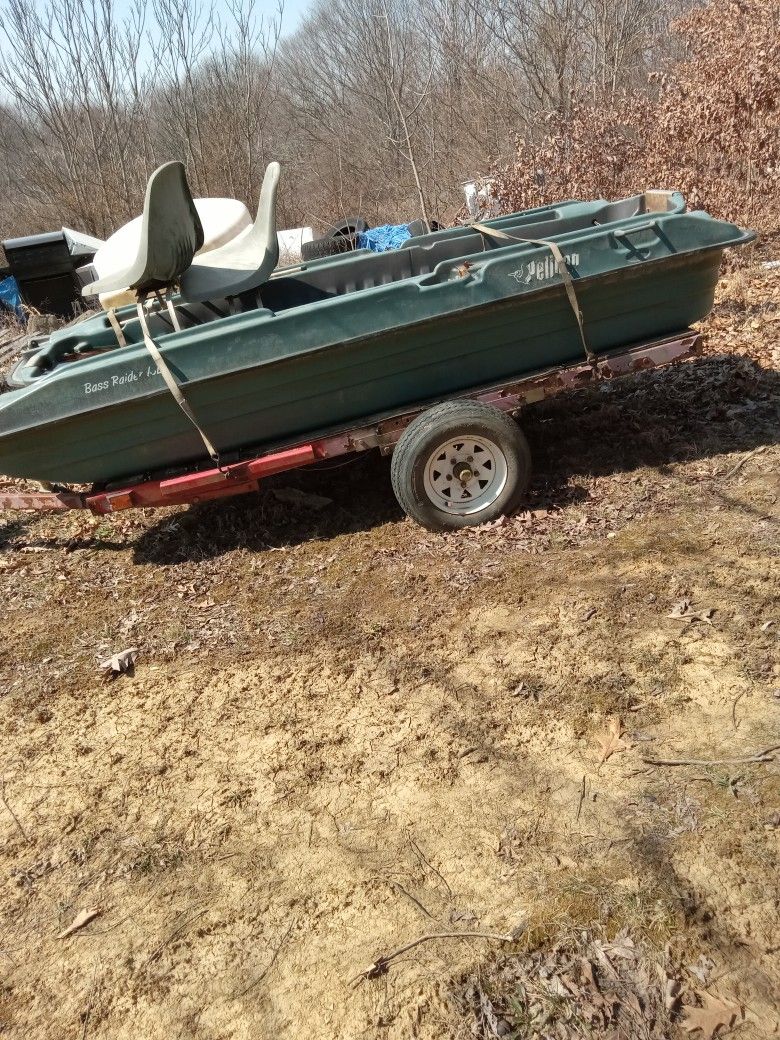That's raider Pelican boat with & paddles