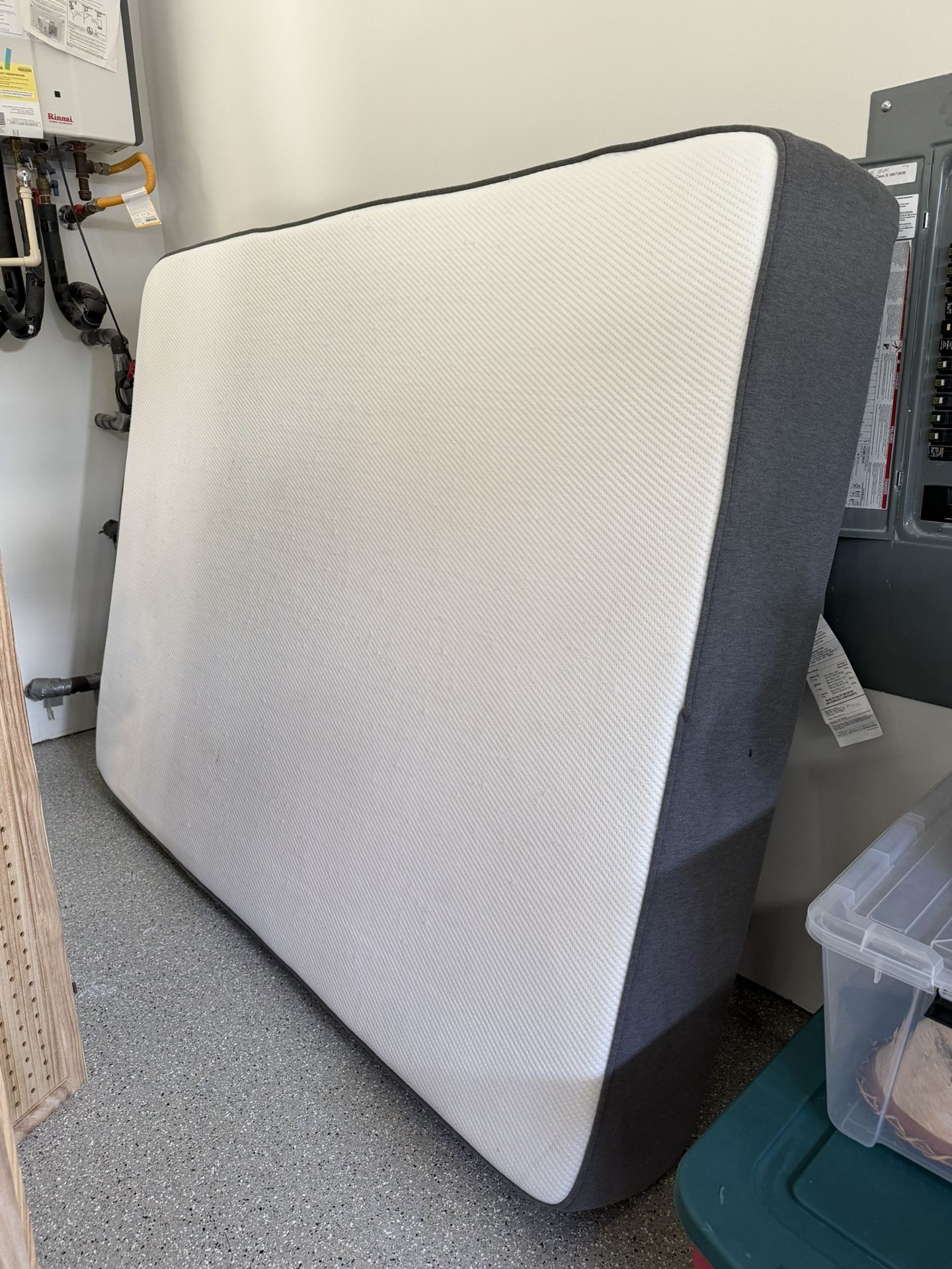 Queen Size Casper 12” hybrid Medium firm Mattress