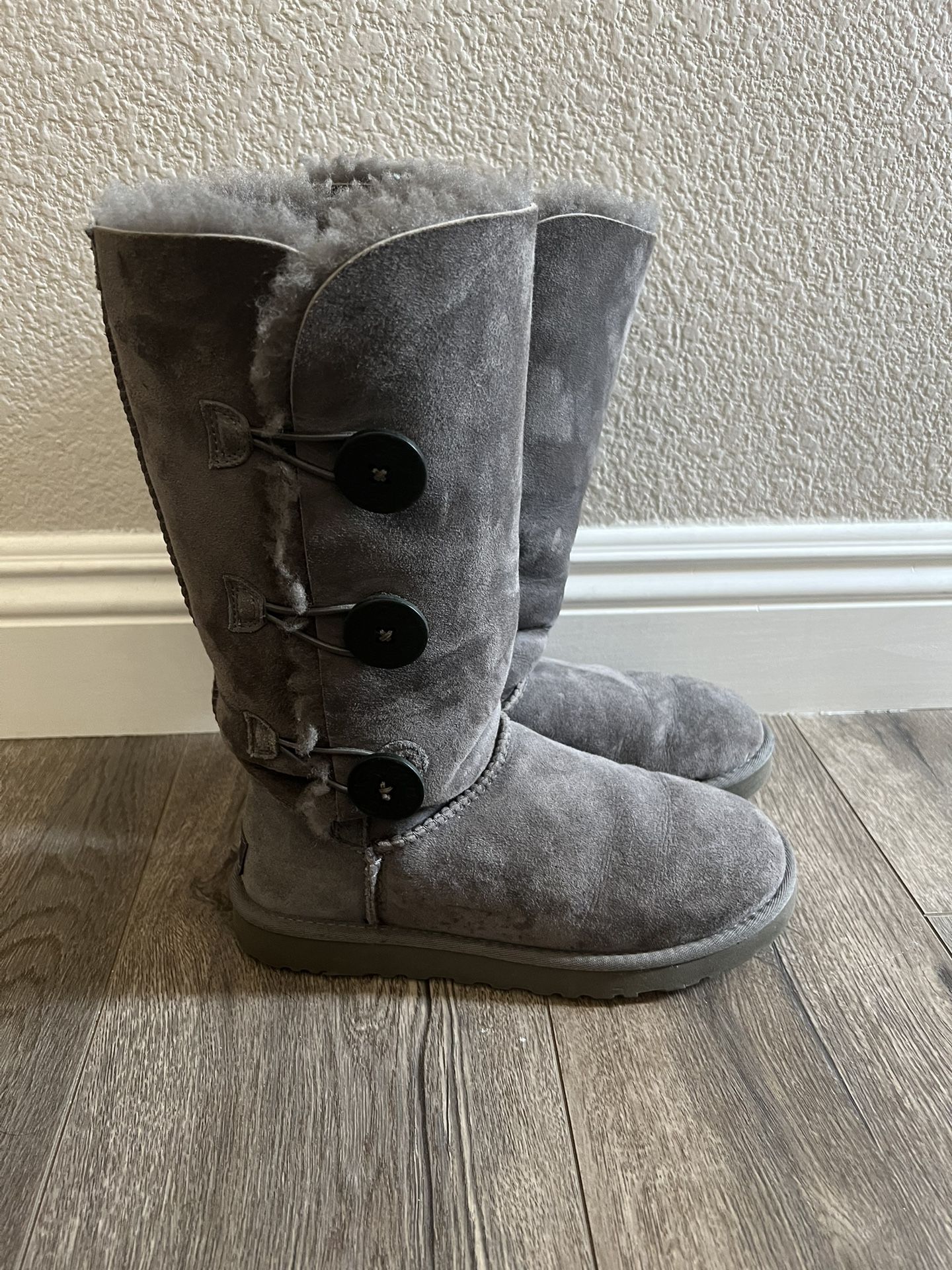 Women’s UGG Bailey Button Boots in Gray Suede  Size 7