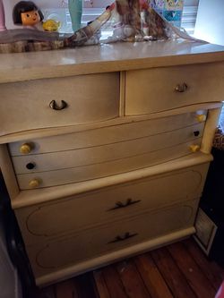 Dixie vintage dresser real wood worth 550 asking 75 need space