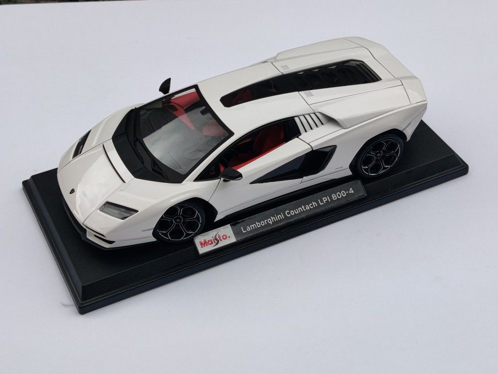Lamborghini Countach Maisto 1/18 scale
New condition, No box