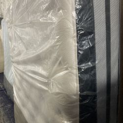 Hybrid memory foam queen Simmons beauty rest mattress with Box springs $400