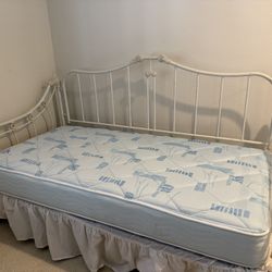 Twin Daybed. Like New Mattress Bed Linens $100