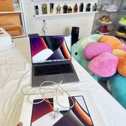 14 Inch MacBOOK pro Whit Apple M1 Pro Chip 