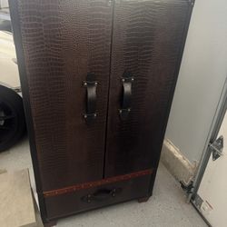 👉 Elegant Bar Cabinet w/ Wine Rack & Glass Storage – Unique Croc Finish