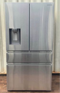 REFRIGERATOR  LIKE NEW !!