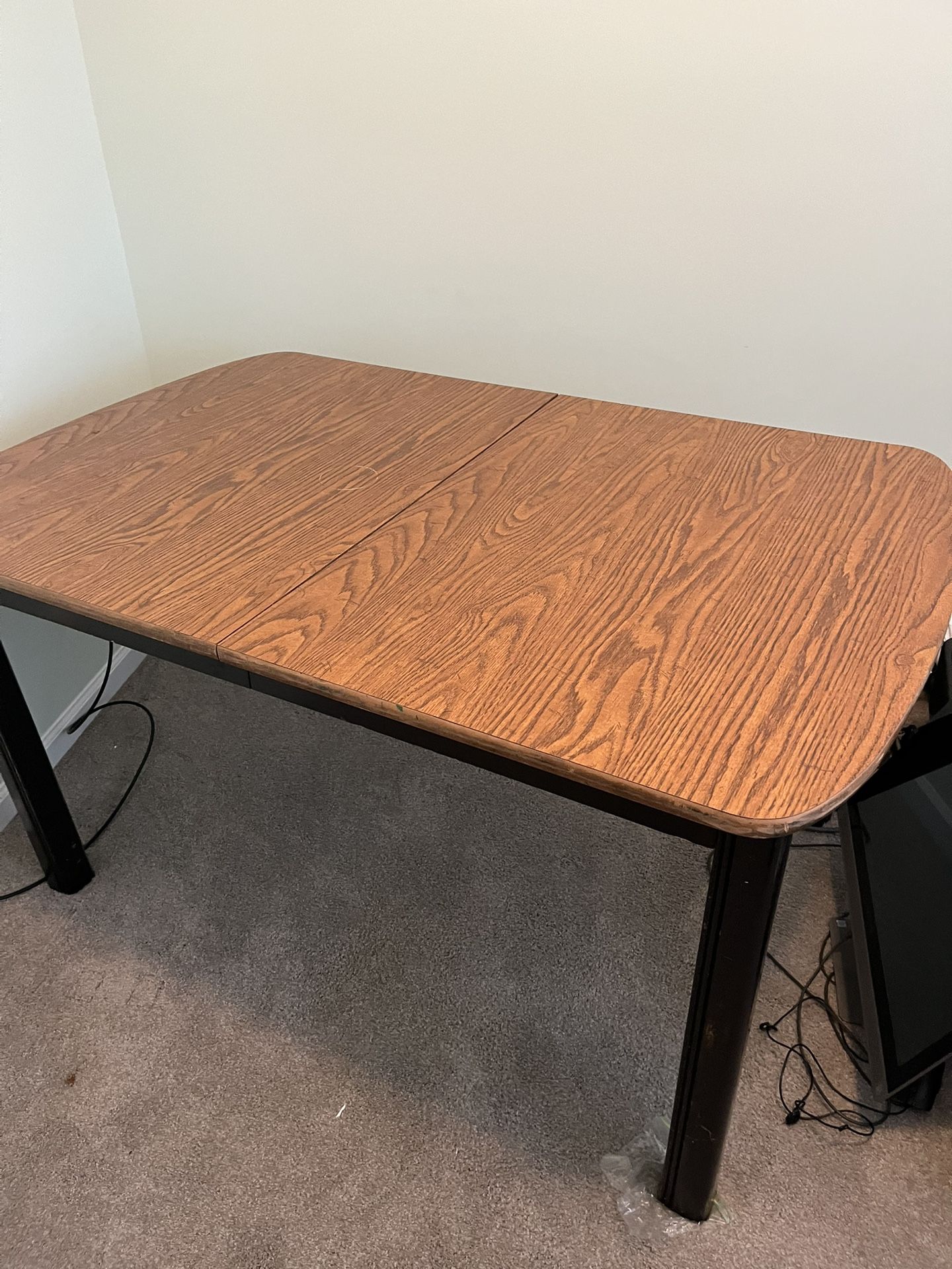 Table And Chain 