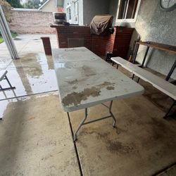 Foldable table