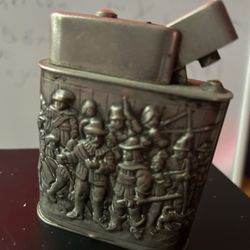 Es un encendedor de mesa vintage con repujado de plata.  Presenta una escena en relieve, que a menudo representa la pintura de REMBRANDT De Mesa 