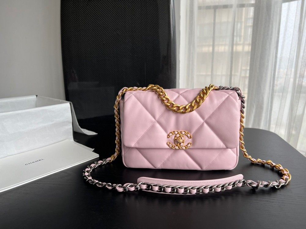 Lambskin Quilted Medium 19 Flap Light Pink  Size：26×16×9cm