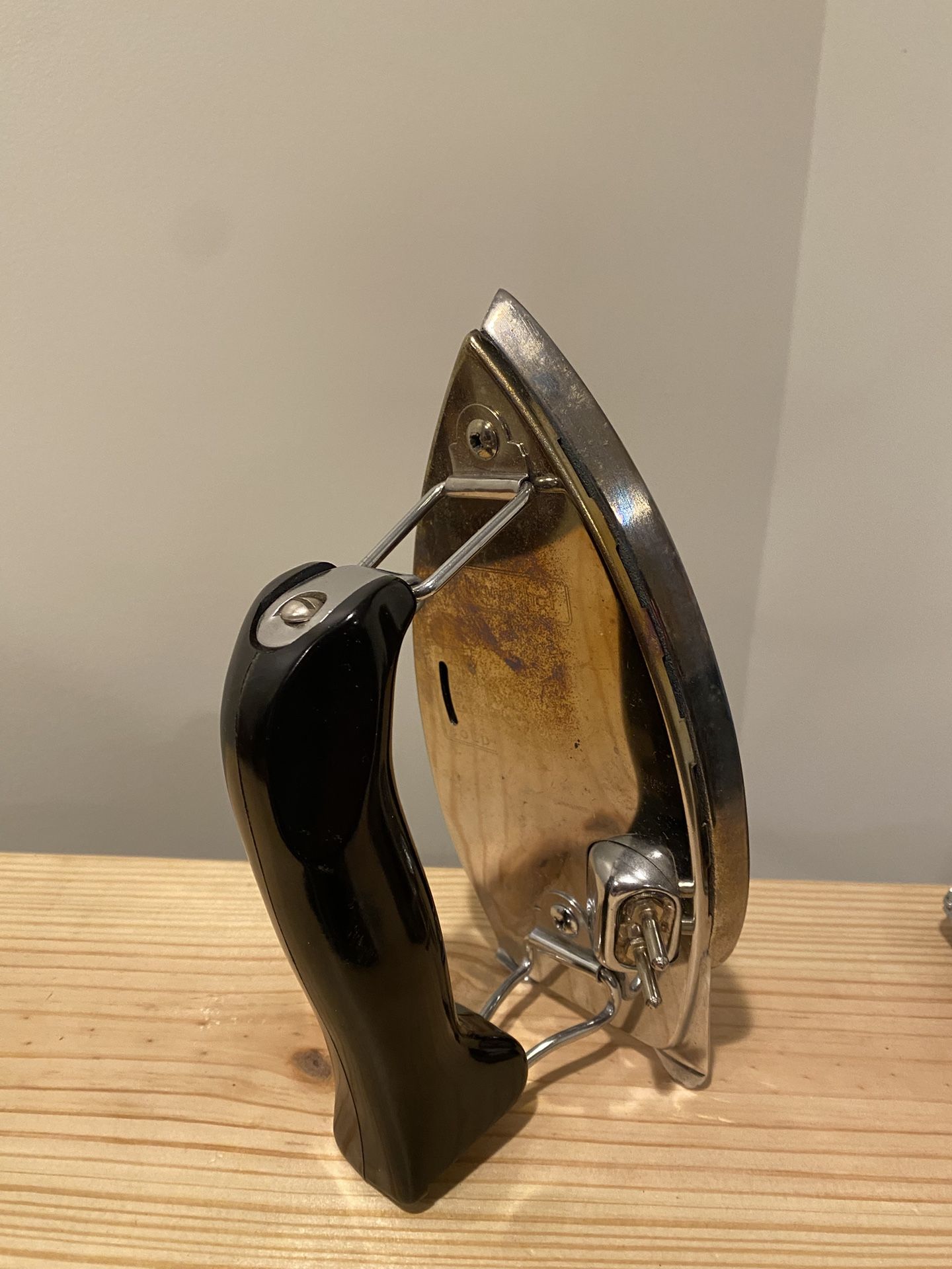 HandyHot Vintage Travel Iron 1950