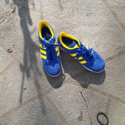 ADIDAS  WOMANS TENNIS SHOES SIZE 6 AND A HALF  $30