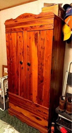 Cedar wardrobe in very good condition